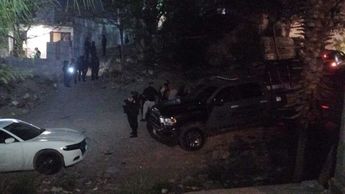 Autoridades municipales y estatales llegar al lugar de los hechos para las investigaciones. | Mayte Villasana