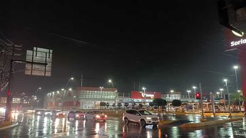 La lluvia mojó el asfalto en las avenidas principales del sur de Monterrey. | Israel Santacruz