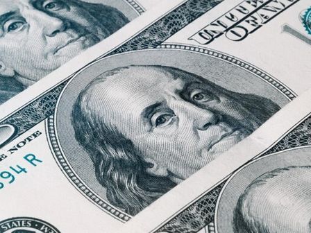 Investing monitorea el precio del peso frente al dólar | Freepik
