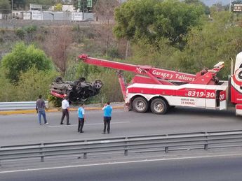 Una grúa de considerables dimensiones fue la encargada del retirar el vehículo siniestrado. | Agustín Martínez