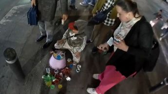 El niño de las gelatinas tira su mercancía para que las personas lo ayuden | Especial