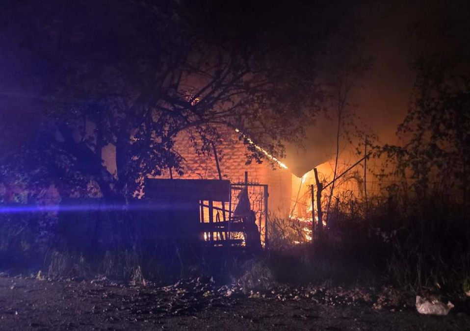 Cuerpos de rescate trabajaron en combatir el incendio, pero no evitaron que consumiera la vivienda. | Cortesía