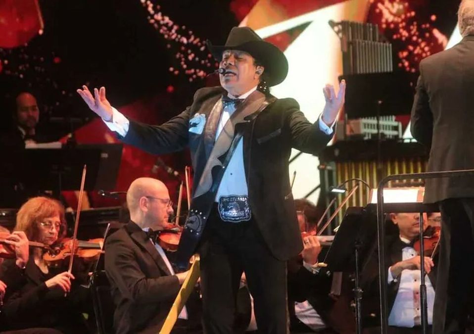 Bronco "galopa" con éxito acompañado de la Orquesta Sinfónica en el Festival Santa Lucía