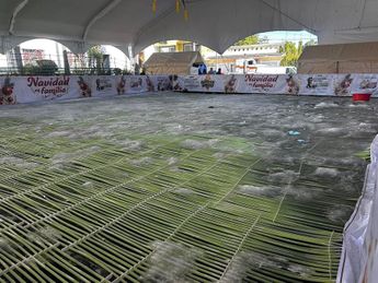 La estructura que sostenía la pista de hielo quedó completamente al descubierto a unas horas de su inauguración / Cortesía