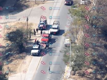 Los gritos de auxilio alertaron a elementos de la policía de Oaxaca para acercarse al vehículo rojo / Especial