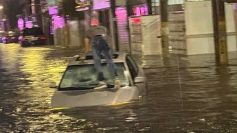 Automóvil varado tras las inundaciones provocadas por las fuertes lluvias en Puebla