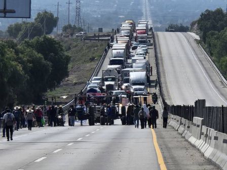 Campesinos bloquean la autopista Puebla-Orizaba en el tramo de Acatzingo | Es Imagen