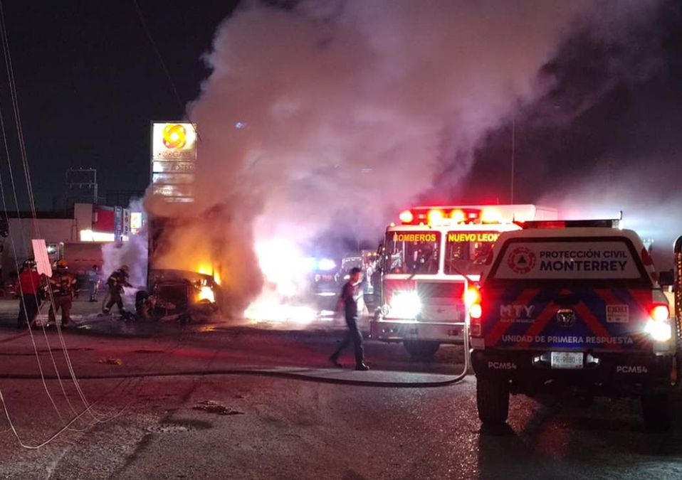 Elementos de Protección Civil de Monterrey y Bomberos Nuevo León atendieron el hecho. | Israel Santacruz