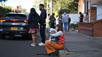 Persona salió de su hogar con su perrito para estar salvo tras sismo en Colombia. | Agencia AFP