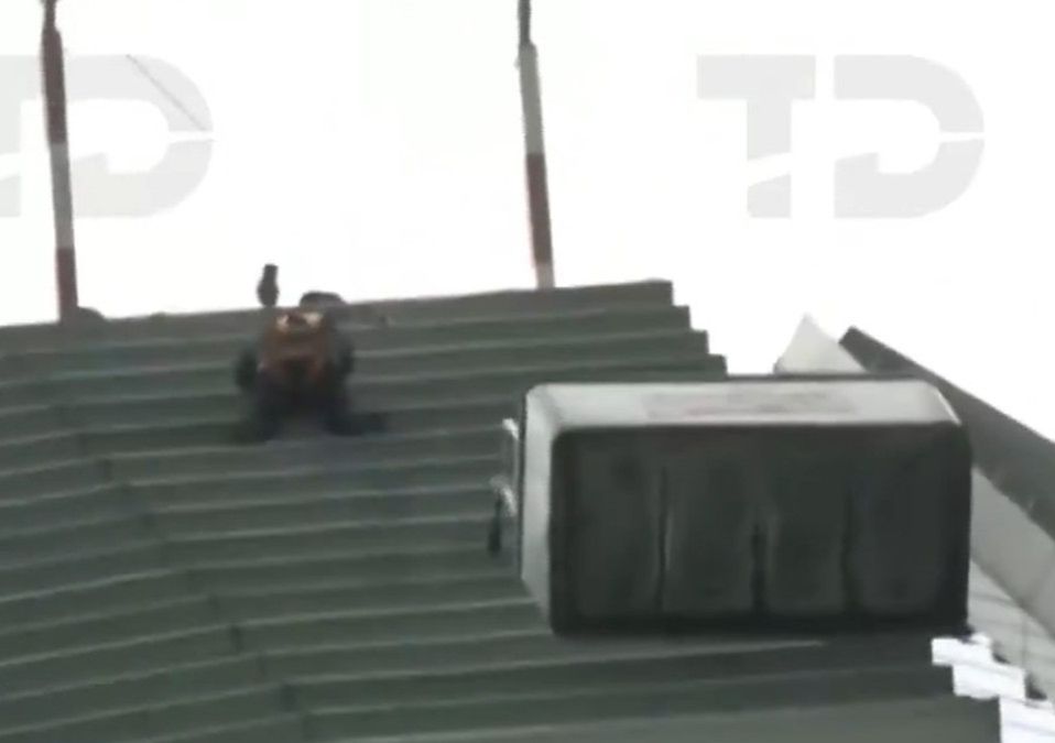 Rescatan a un hombre que quedó suspendido en una góndola tras deslizarse en lo alto de un hotel sobre Paseo de la Reforma. / Telediario
