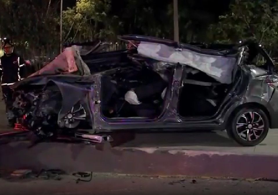Tras estrellarse contra el muro de contención, el auto volcó y chocó contra la pared de una cancha de frontón en Circuito Interior | Telediario