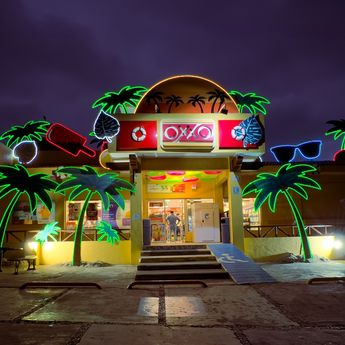 Decoración nocturna del Oxxo en Puerto Vallarta / Facebook OXXO