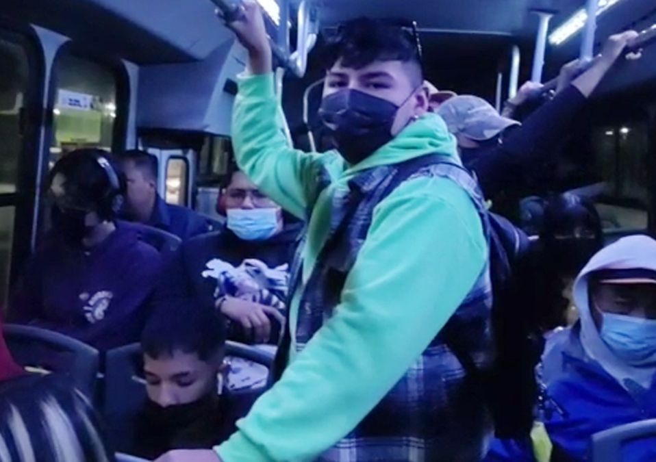 Estudiante de la UANL tarda más de 3 horas para llegar a clases por falta de camiones. | Especial