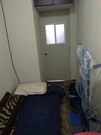 El posteo no incluye las medidas de la habitación, pero las fotos adjuntas revelan lo estrecho que es. | Cortesía