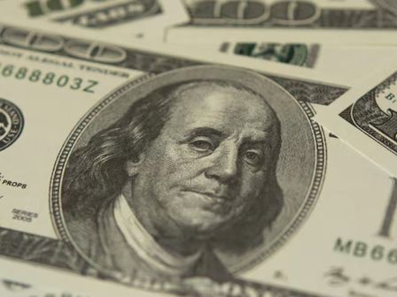 El precio del dólar varía cada minuto, según el estado de los mercados | Freepik