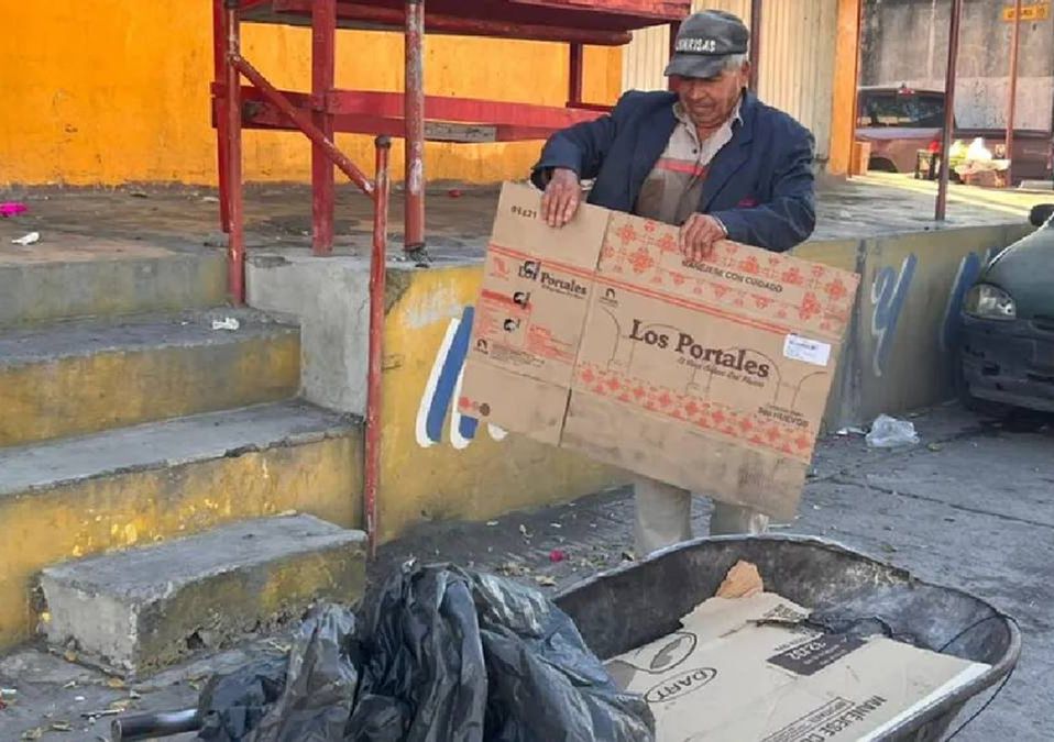 Don Ponciano recorre banquetas y avenidas durante varias horas, enfrentando el clima. | Edgar Plata