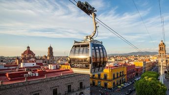 El Cablebús en Puebla es parte de una nueva estrategia de movilidad sustentable | Imagen generada con IA de Gemini