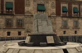 Así es el "Memorial del Legado de grandeza México-Tenochtitlán, 7 siglos", que se ubica en el Zócalo de la Ciudad de México / Octavio Hoyos