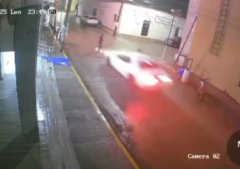 De acuerdo con las cámaras de videovigilancia del sector, la víctima identificada como Paola N. acababa de salir de la plaza comercial Santa Mónica