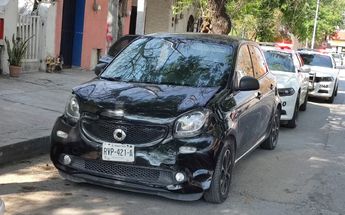 El auto Mercedes-Benz tipo Smart fue encontrado en la colonia Progreso | Agustín Martínez