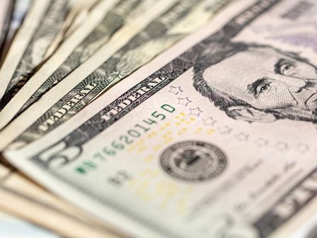 El precio del dólar puede variar conforme avanza el día y el banco en que se realice la compra y venta.