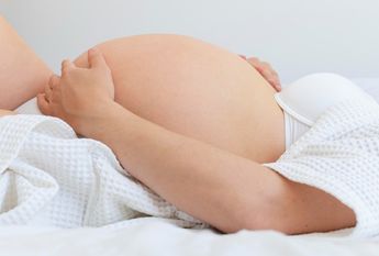 Imagen de una mujer embarazada sobre una cama / Freepik