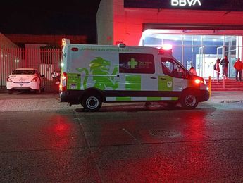 Paramédicos acudieron y confirmaron la muerte del conductor de la motocicleta. | Vicente Torres