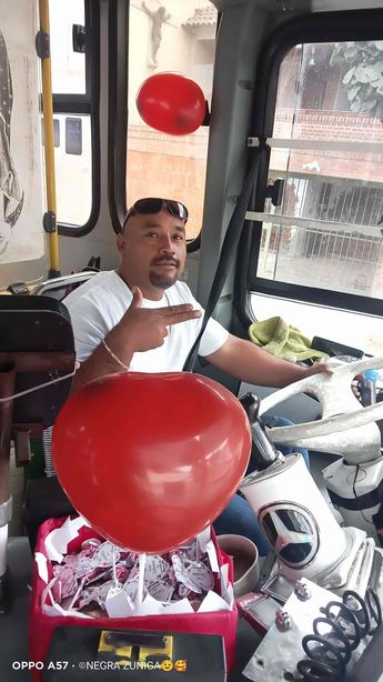 Chófer regala paletas por San Valentín en Guadalajara | Jessica Zúñiga