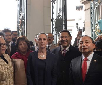 A A su entrada, la jefa de Gobierno de la Ciudad de México, Claudia Sheinbaum, conversó y se tomó una foto con el grupo parlamentario de Morena, coman