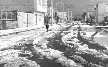 Niño en la calle y la nieve / Fototeca Milenio