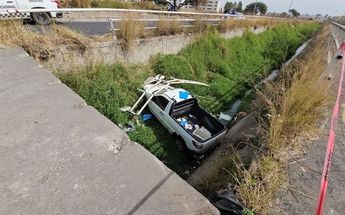 Camioneta repartidora de tortillas dentro del canal en Tlajomulco | Telediario