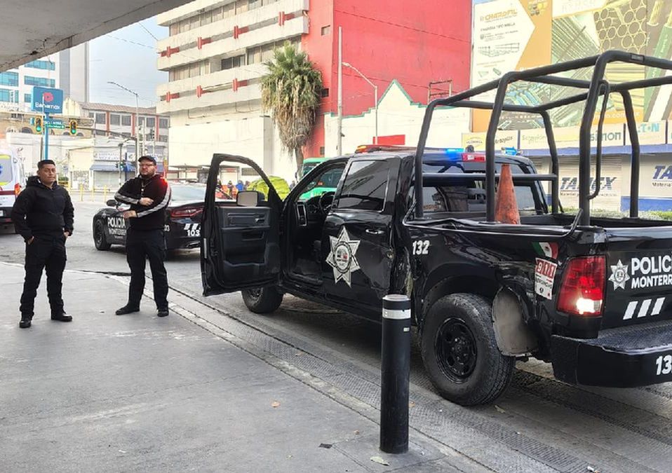 Durante la persecución, una patrulla fue impactada por un automóvil que circulaba con la luz en verde del semáforo. | Israel Santacruz