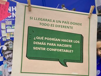 Uno de los mensajes que cuelga en el stand de la ACNUR en la FIL Monterrey. | Carlos Ortega