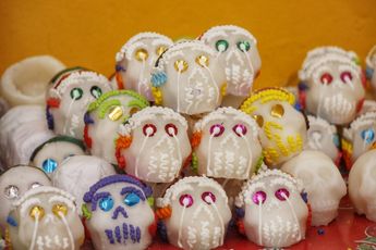 El negocio familiar ha enviado 10 mil piezas de calaveritas de azúcar a EU / Melanie Torres
