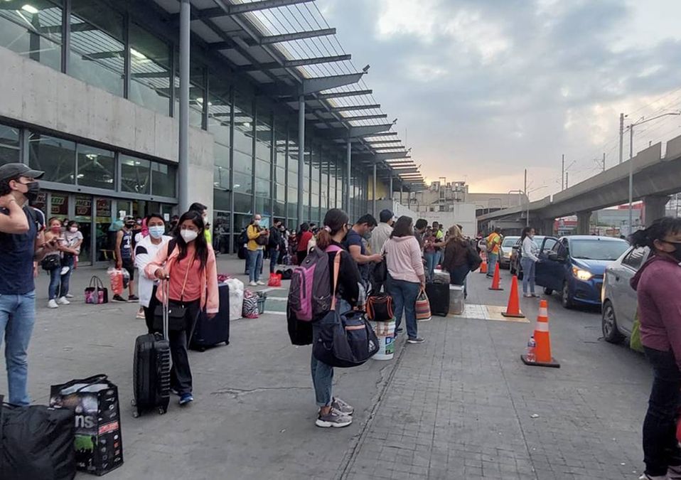 Central de autobuses abarrotada tras llegada de ciudadanos
