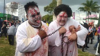Algunos participantes de la marcha siniestra pusieron un verdadero esfuerzo para dar miedo con su disfraz / Verónica López