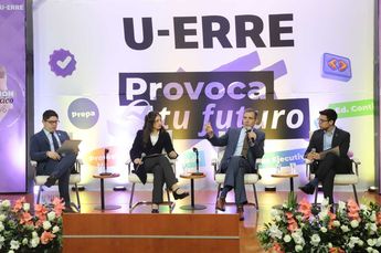 Lorenzo Córdova en un diálogo con estudiantes de la U-ERRE. | Leonel Rocha