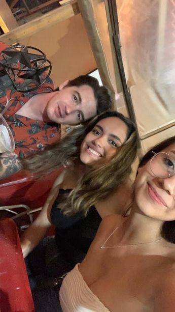 Drake Bell se tomó fotografías con sus fanáticos saltillenses.