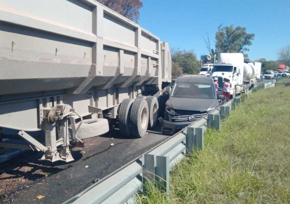 Se registra carambola sobre la Carretera Nacional. / Cortesía.