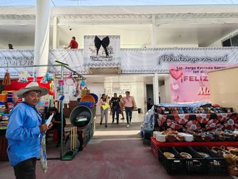 El municipio de Tehuitzingo ha colocado un moño negro en señal de luto por la familia masacrada en la comunidad de Texcalapa / Melanie Torres