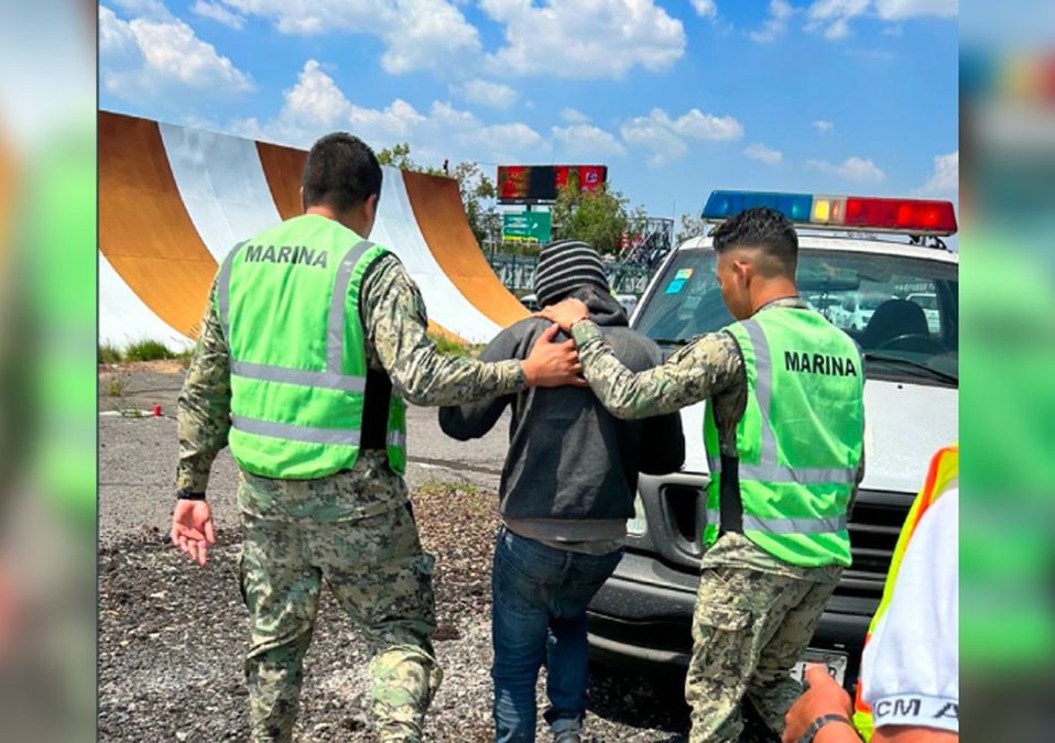 El ahora detenido corrió en dirección de un avión estacionado en la pista del AICM / X: @AICM_mx.