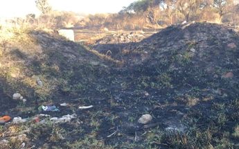 Basura y pastizal quemados en el predio de El Salto / Diana Barajas
