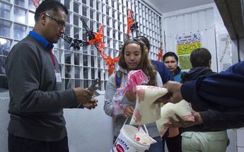Persona acude por su dotación de leche Linconsa /Cuartoscuro