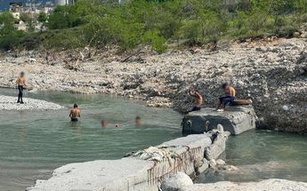 Regios se bañan en Arroyo del Obispo por falta de agua | Marcela Cuevas