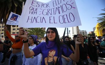 Mujer llora mientras exige justicia para Ariadna Fernanda / Ariana Pérez