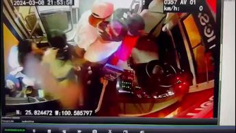 Joven sube a camión y golpea a pasajeros con bate; víctima pide ayuda
