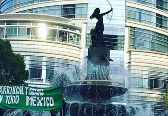 Con pañuelo verde, suman a la Diana Cazadora a movimiento a favor del aborto