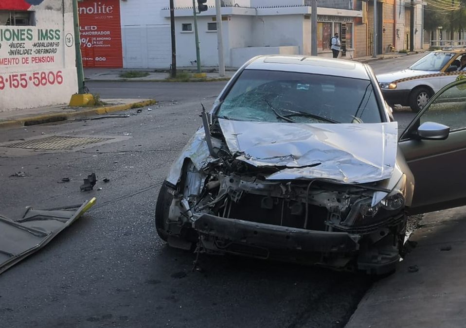 Conductor provoca accidente al pasarse luz roja del semáforo en Monterrey 
