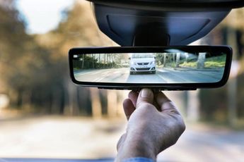 ¿Cómo se utiliza el retrovisor del auto?
