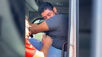 Hombre llorando por haber tenido un accidente en su tráiler. | Especial